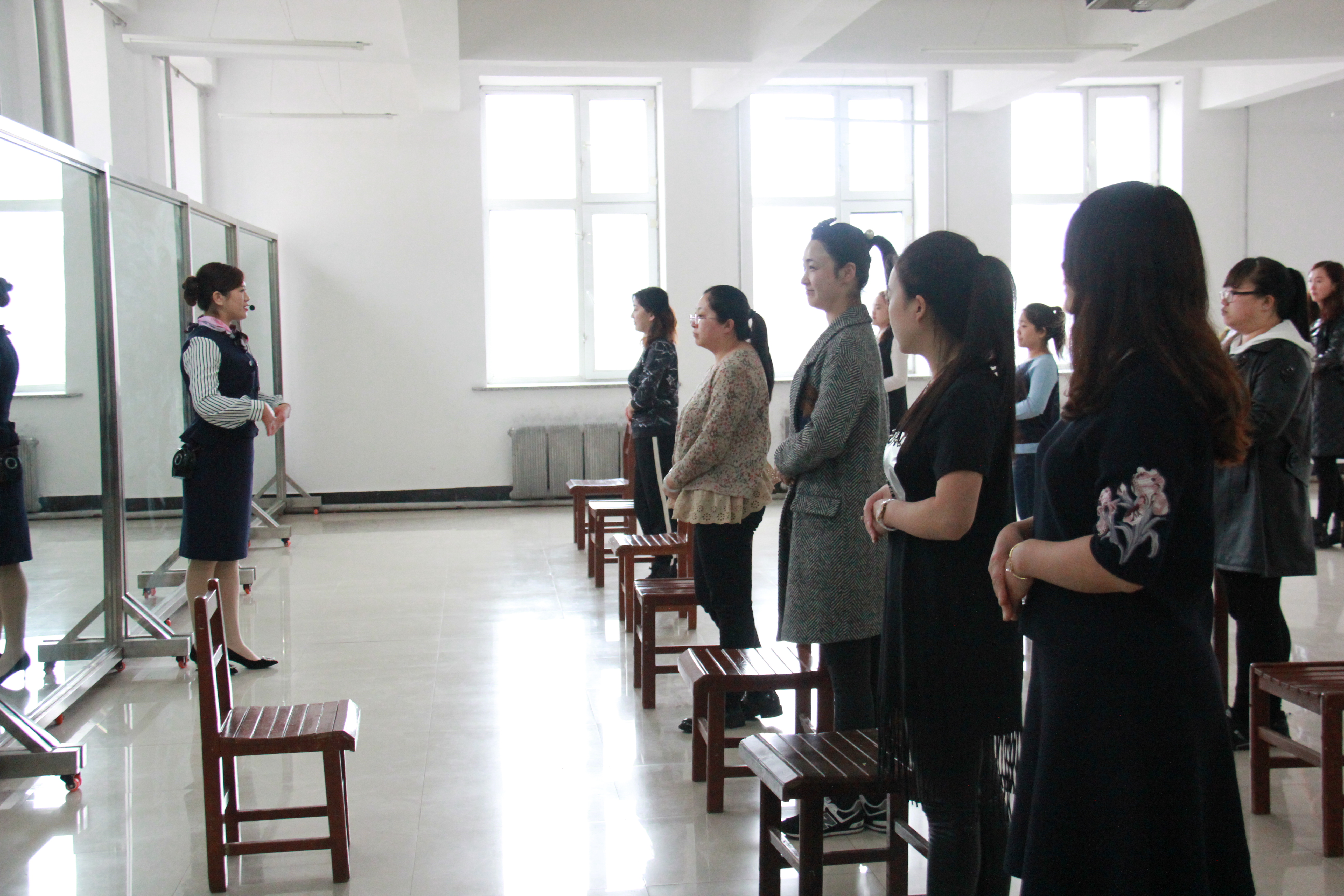 我院為伊春市行政資源中心進行政務(wù)禮儀培訓(xùn)