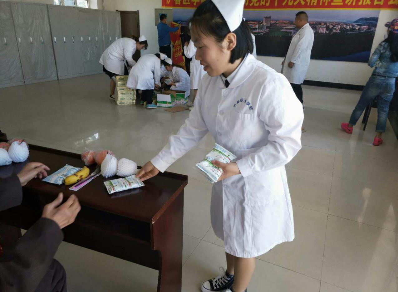 醫(yī)學技術學院涉外護理班開展“用行動給予關懷、用服務獻予愛心”主題公益活動