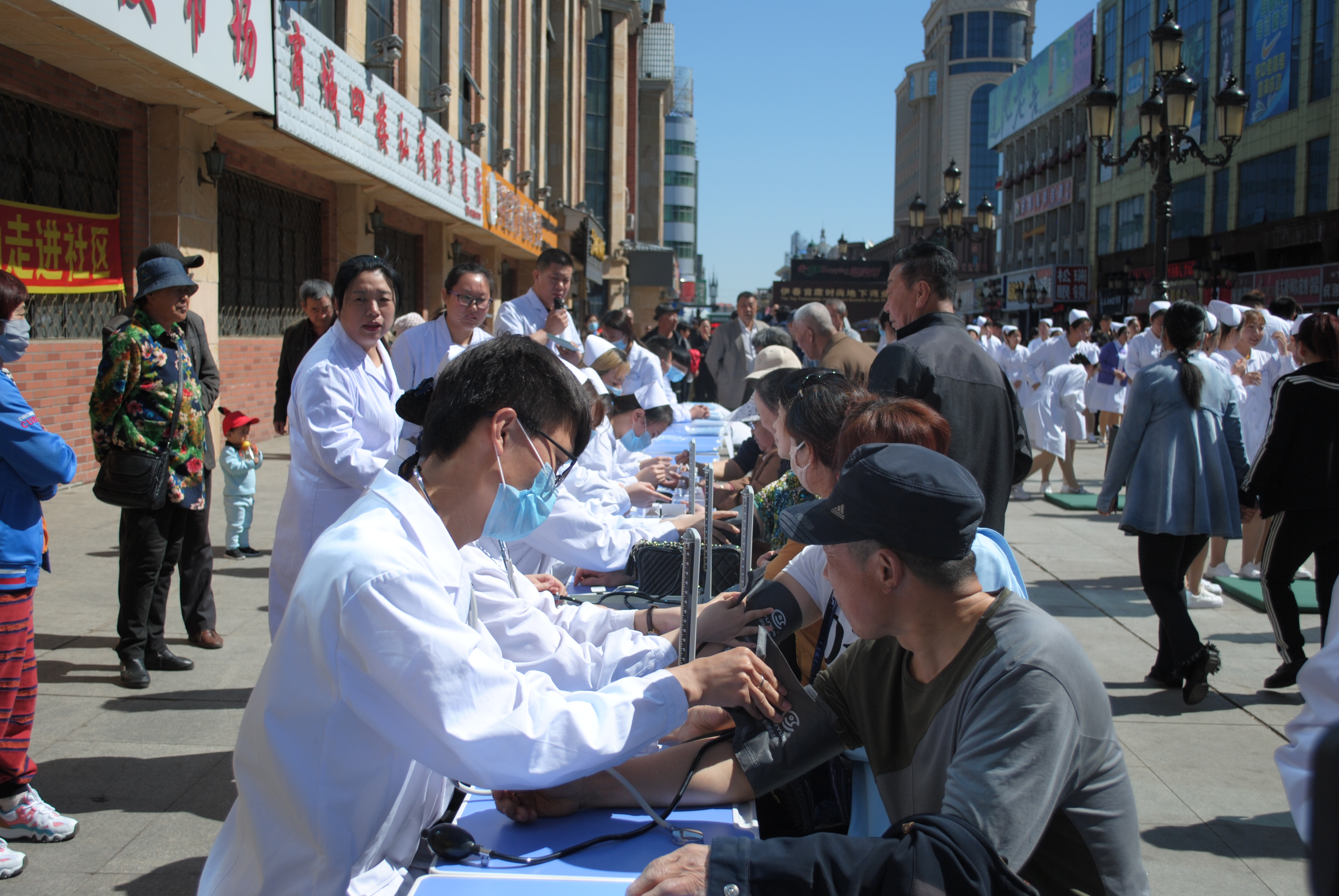 醫(yī)學(xué)技術(shù)學(xué)院職業(yè)教育活動(dòng)走進(jìn)社區(qū)