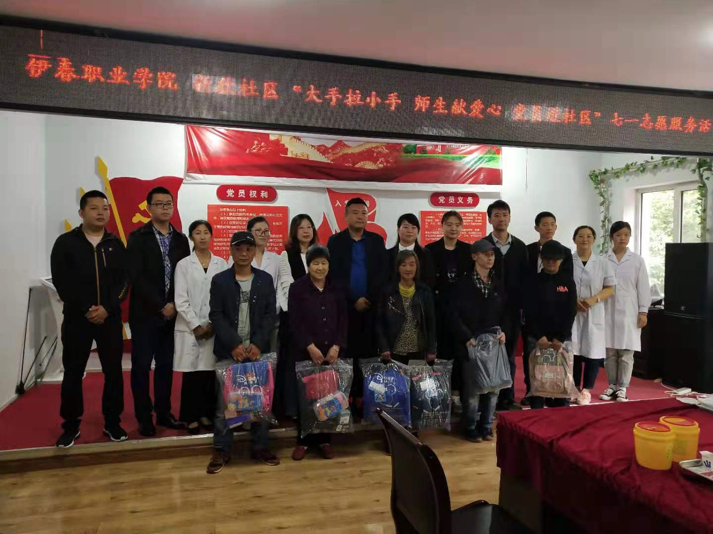 參加“七一”志愿服務(wù)活動(dòng)的同學(xué)們！