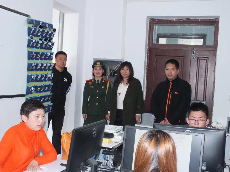 參加新中國(guó)70周年閱兵女兵方隊(duì)李玲玲同學(xué)載譽(yù)返校