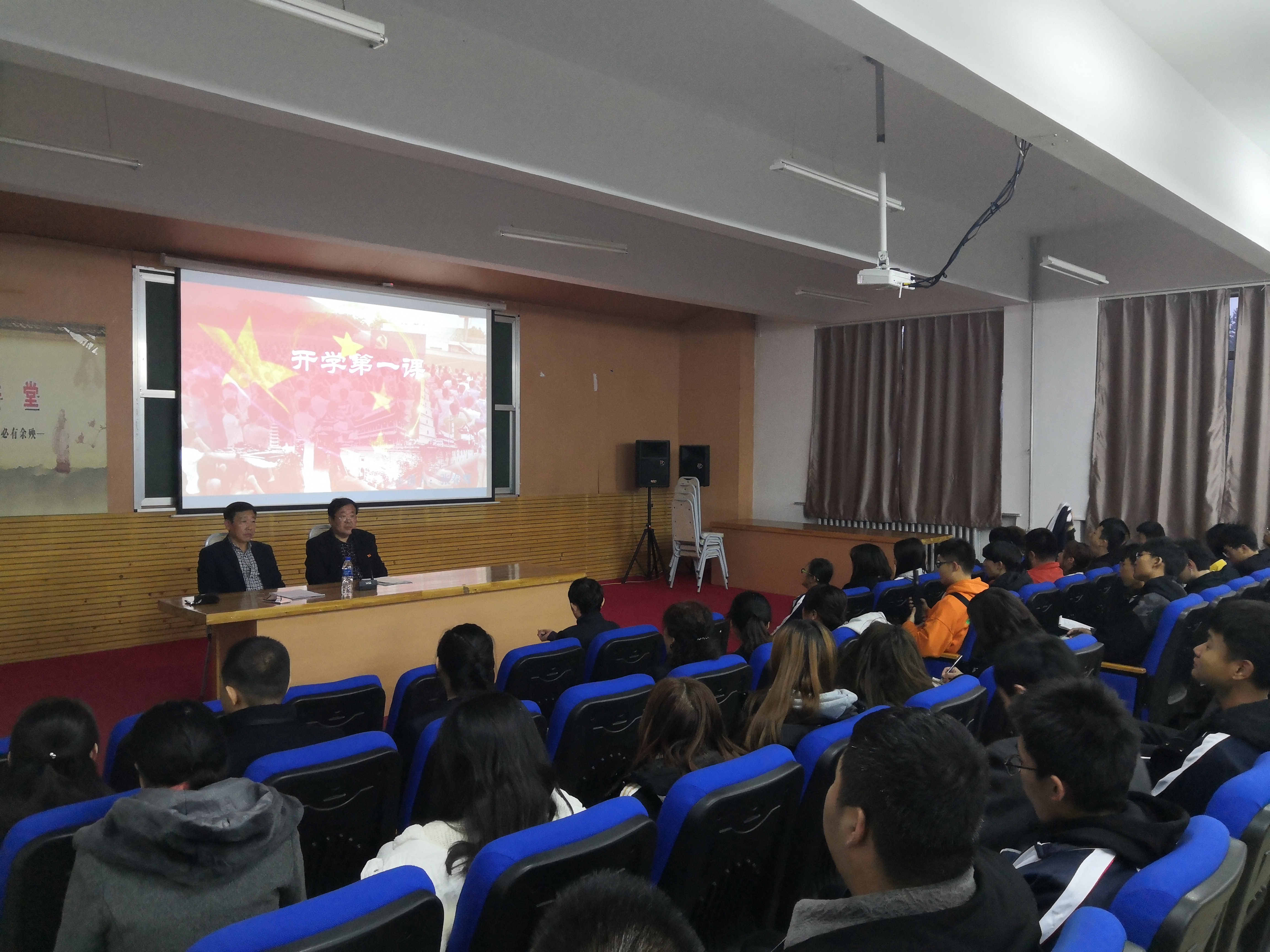 《開(kāi)學(xué)第一課》—學(xué)校黨委委員張春鷹深入計(jì)算機(jī)學(xué)院上思政課