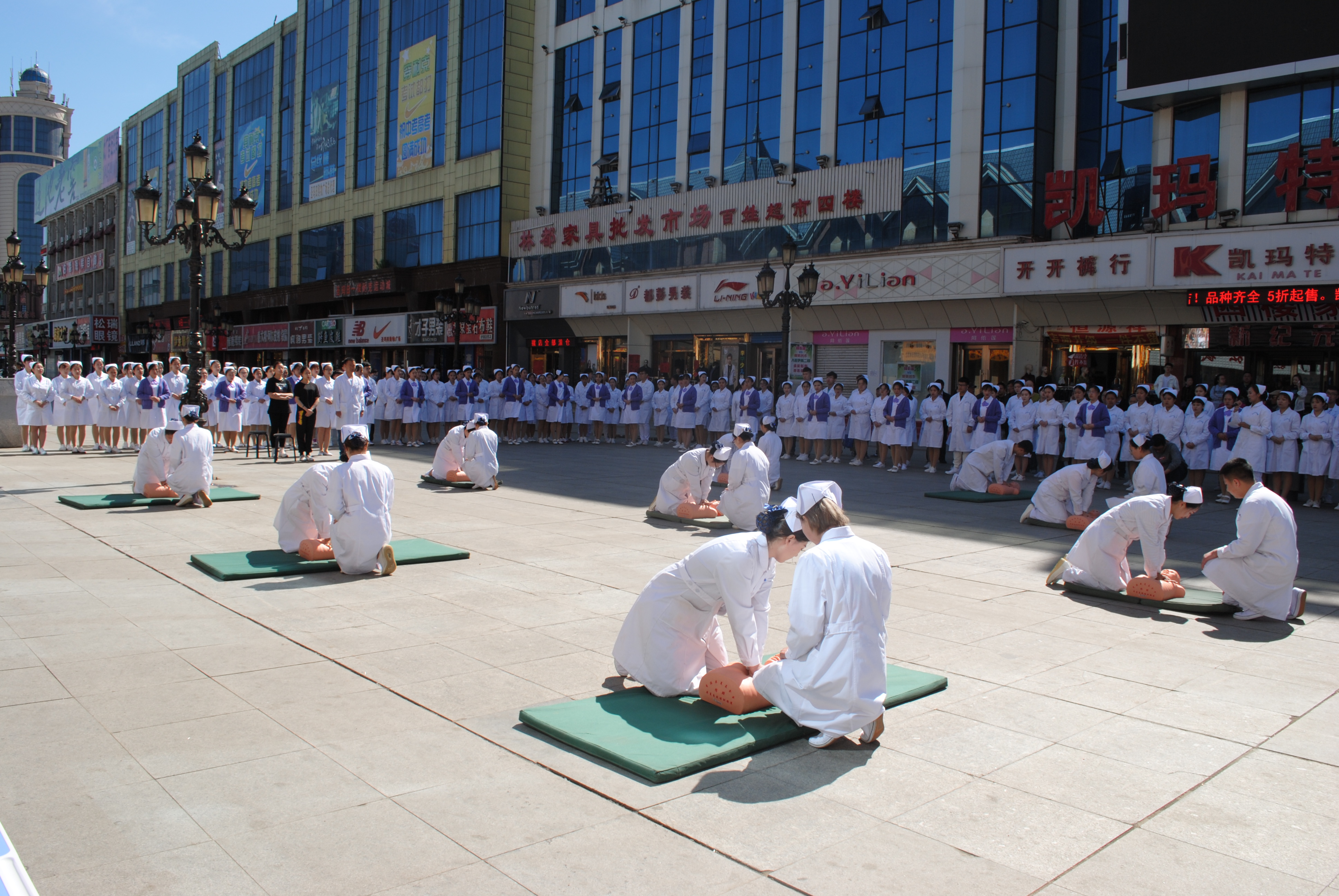 醫(yī)學(xué)技術(shù)學(xué)院職業(yè)教育活動(dòng)走進(jìn)社區(qū)