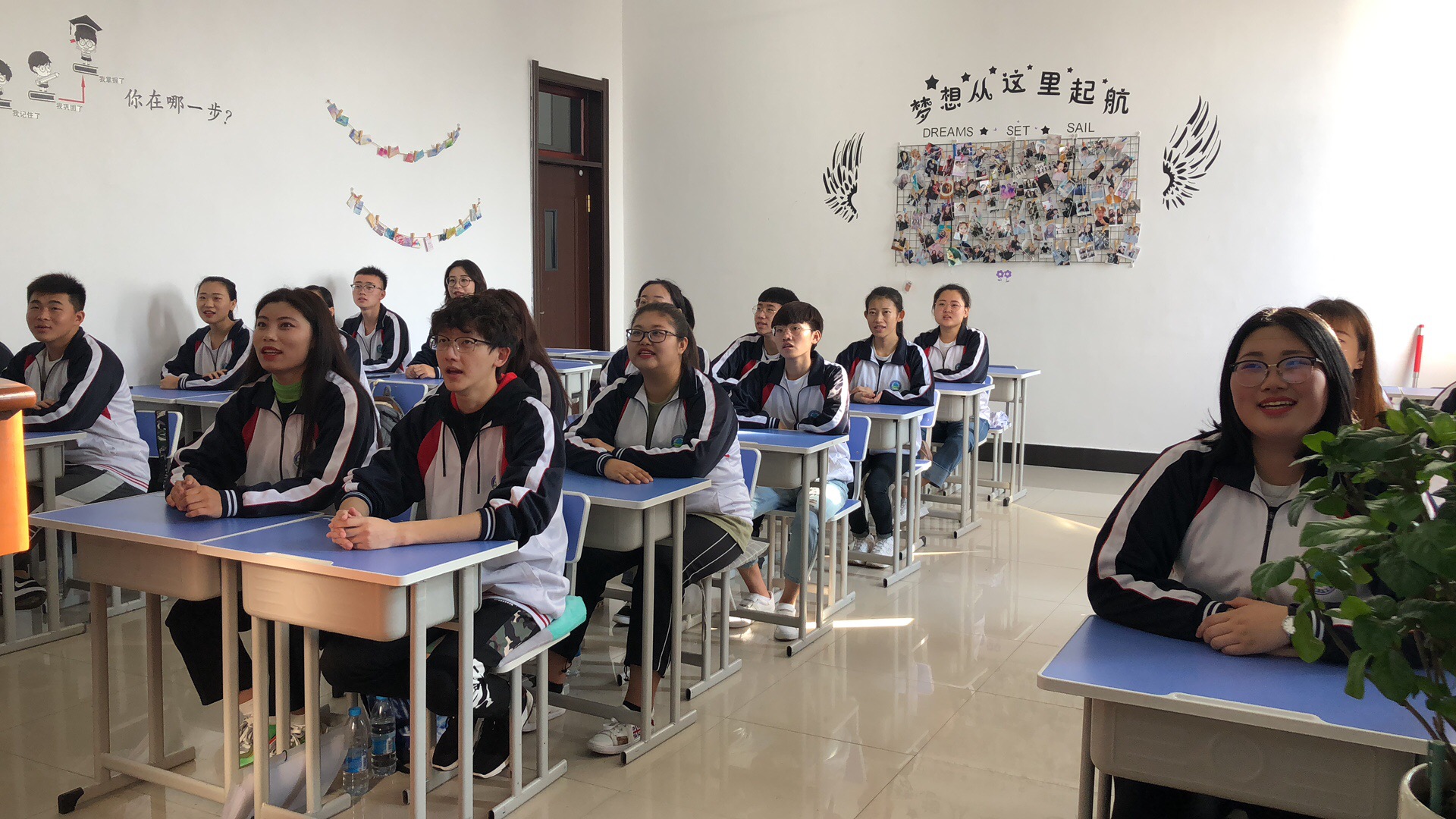 醫(yī)學(xué)院課前一支紅歌_歌唱偉大的祖國