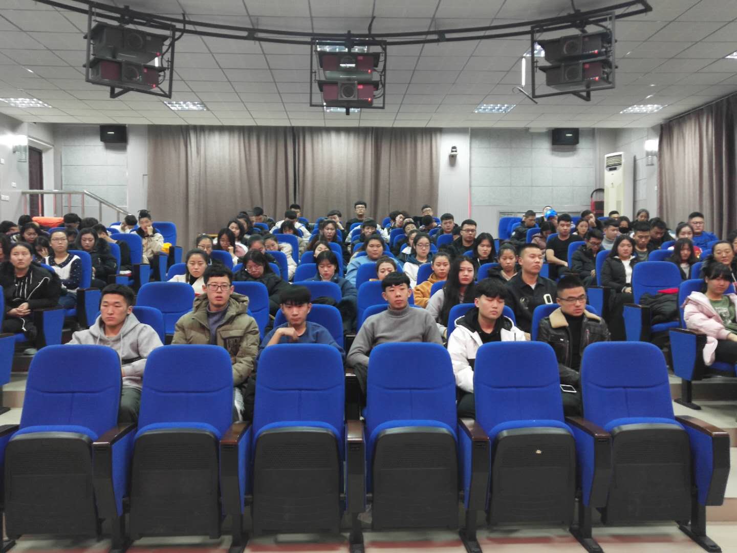 旅游商務(wù)學(xué)院召開誠信考試暨假期安全教育大會