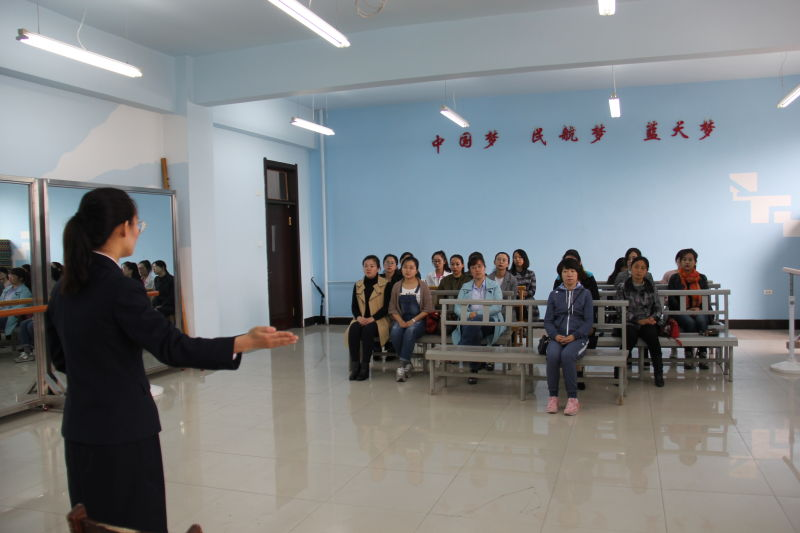 我院禮儀教師為政府和國企進行禮儀培訓(xùn)