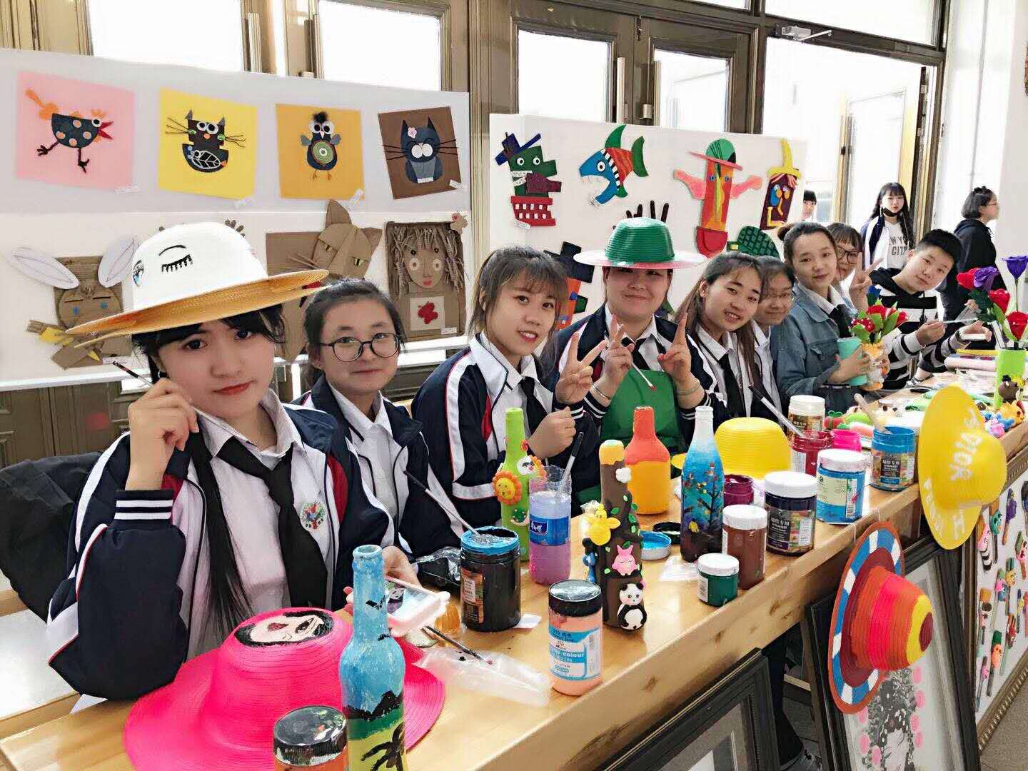 師范學(xué)院學(xué)前教育專(zhuān)業(yè)職業(yè)教育周活動(dòng)之一幼兒園美術(shù)手工作品展圓滿(mǎn)結(jié)束