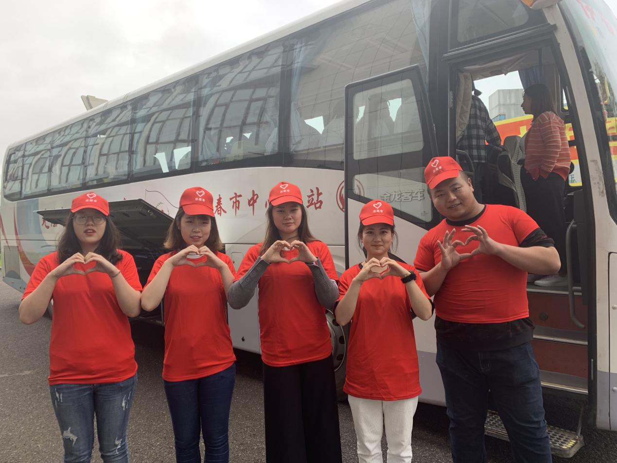 愛心凝聚力量_奉獻(xiàn)鑄就青春