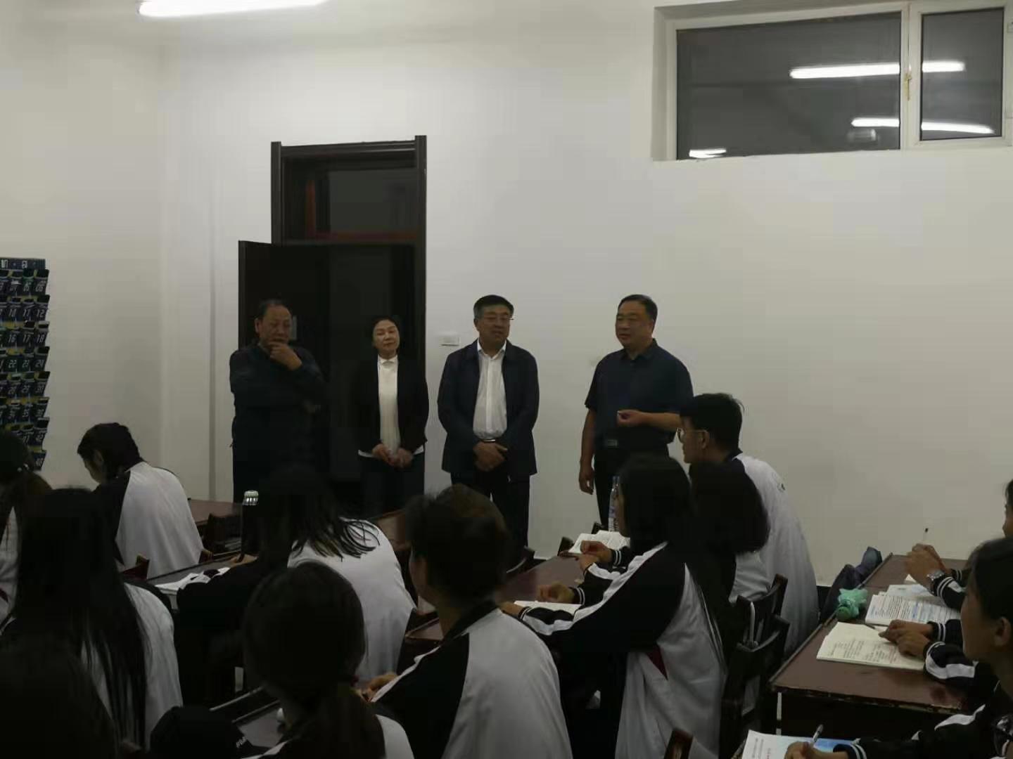 學(xué)校領(lǐng)導(dǎo)深入學(xué)生一線走訪慰問