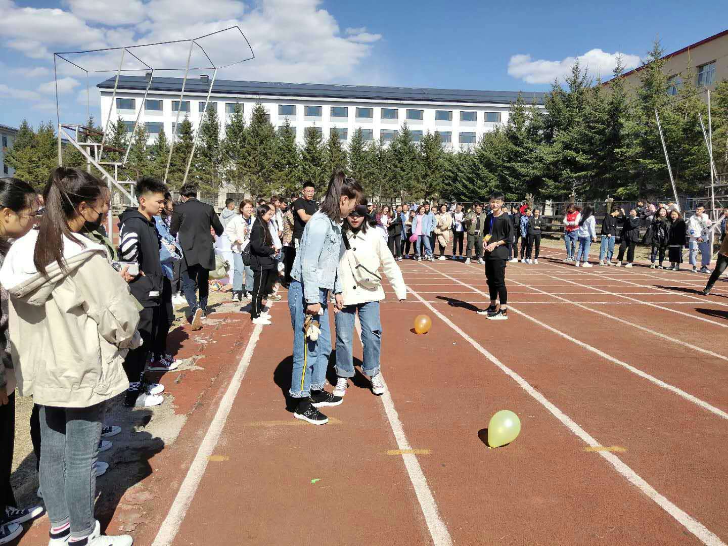 伊春職業(yè)學(xué)院開展“娛樂身心，激揚(yáng)青春”趣味運(yùn)動(dòng)會(huì)活動(dòng)