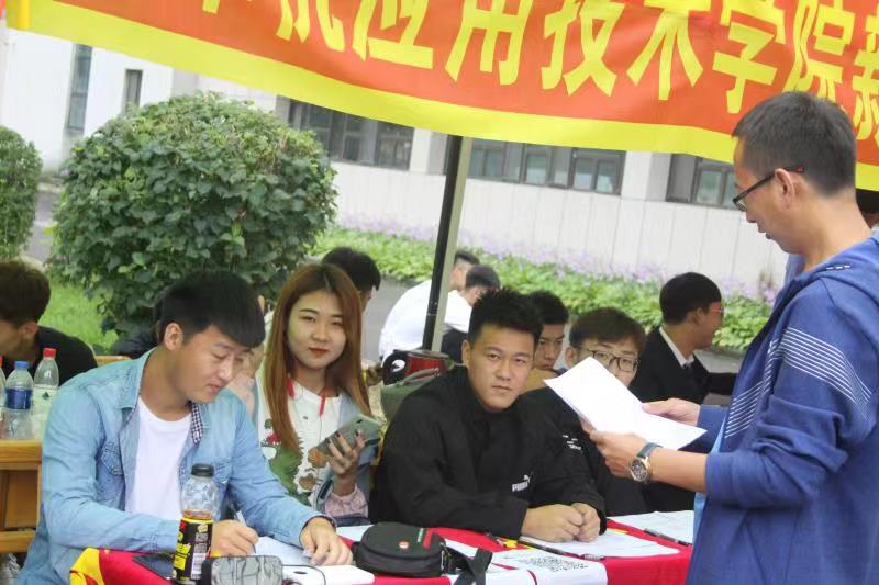 以亮點(diǎn)特色迎新生入學(xué)_用貼心服務(wù)贏新生之心