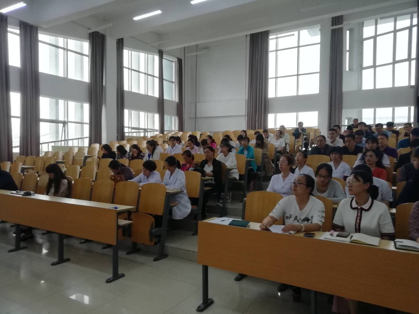 醫(yī)學(xué)技術(shù)學(xué)院“教育報(bào)國守初心，立德樹人擔(dān)使命”主題黨課