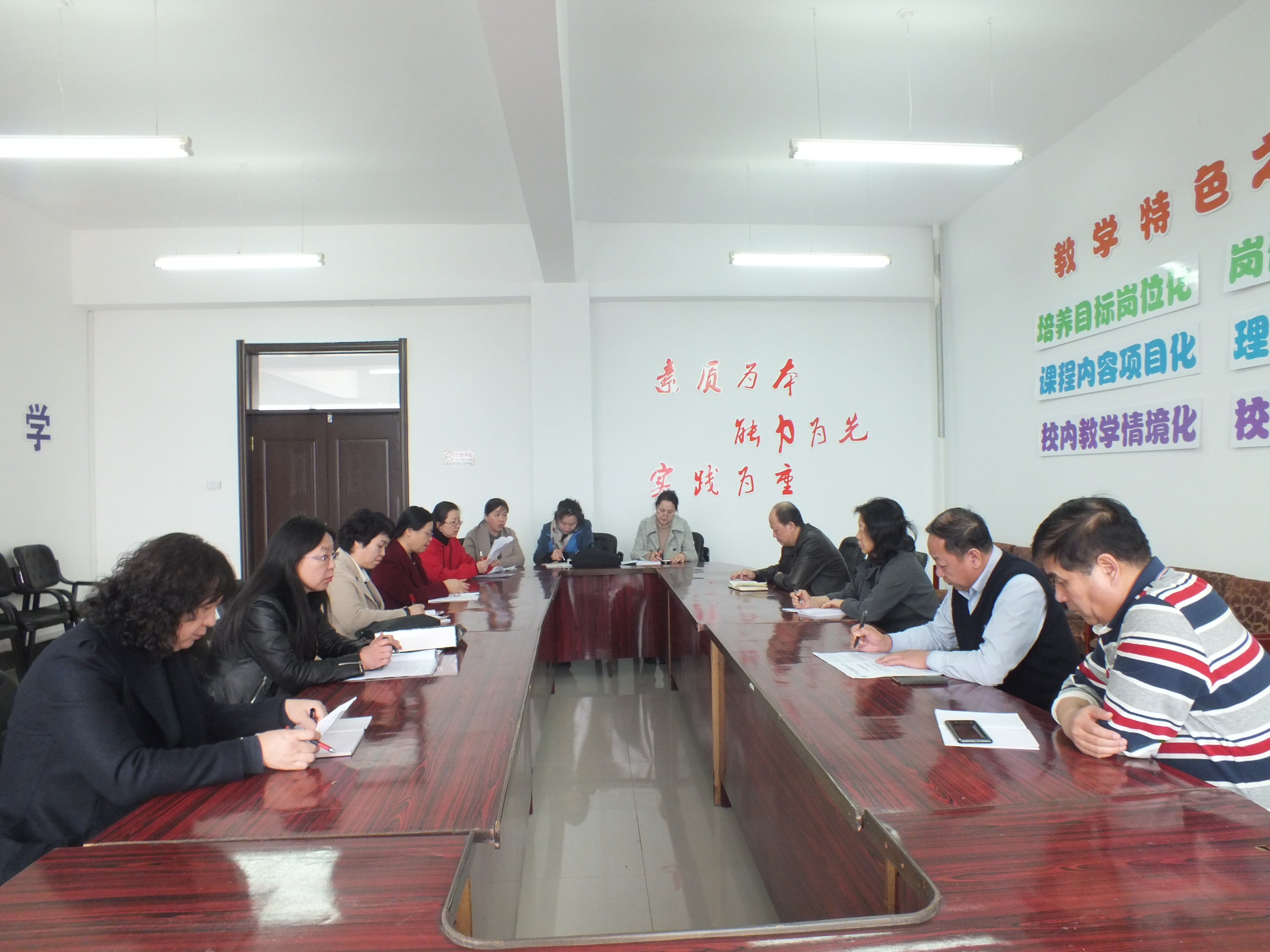 公共教育學(xué)院召開思想政治理論教育座談會(huì)