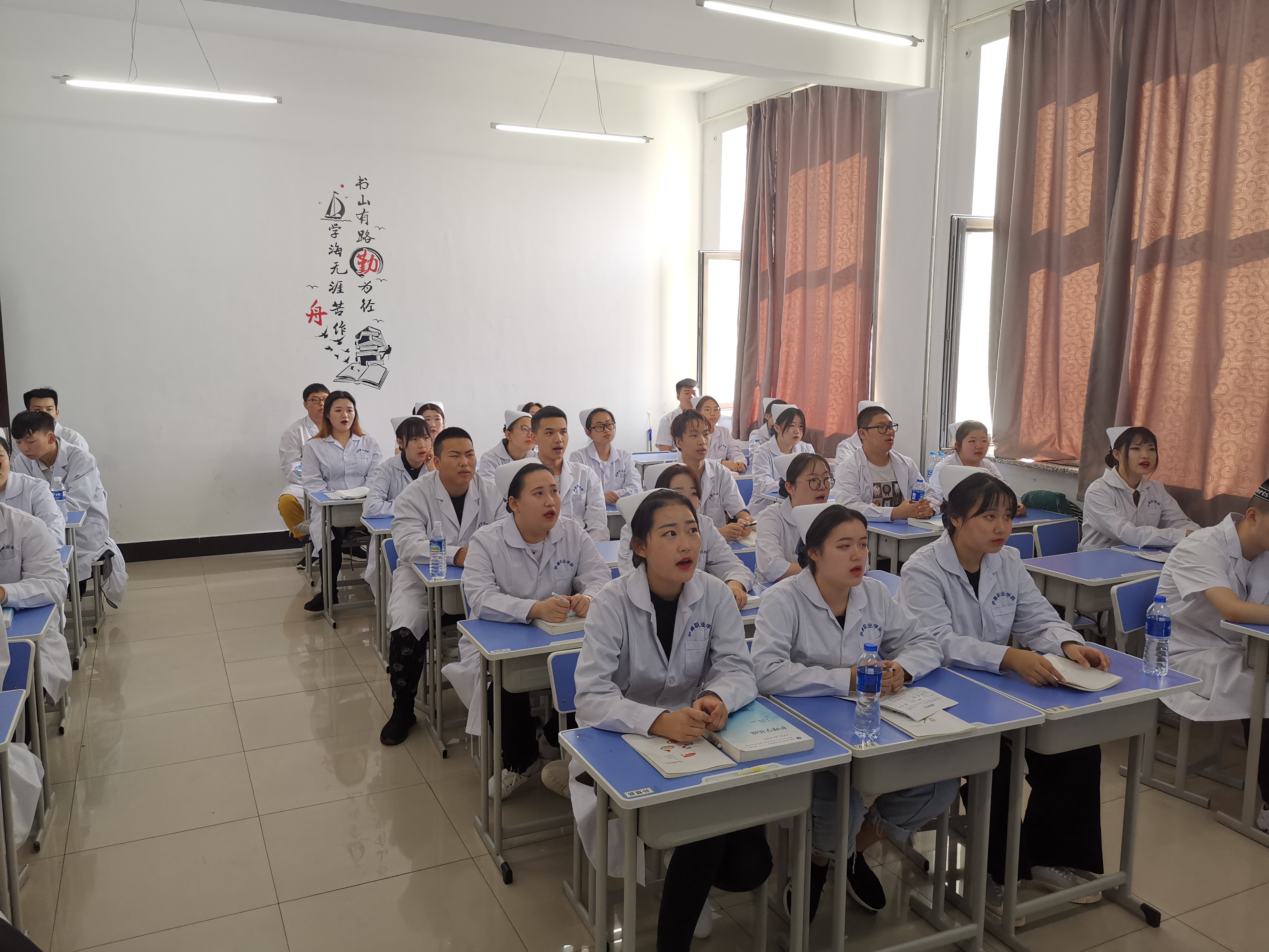 醫(yī)學(xué)院課前一支紅歌_歌唱偉大的祖國