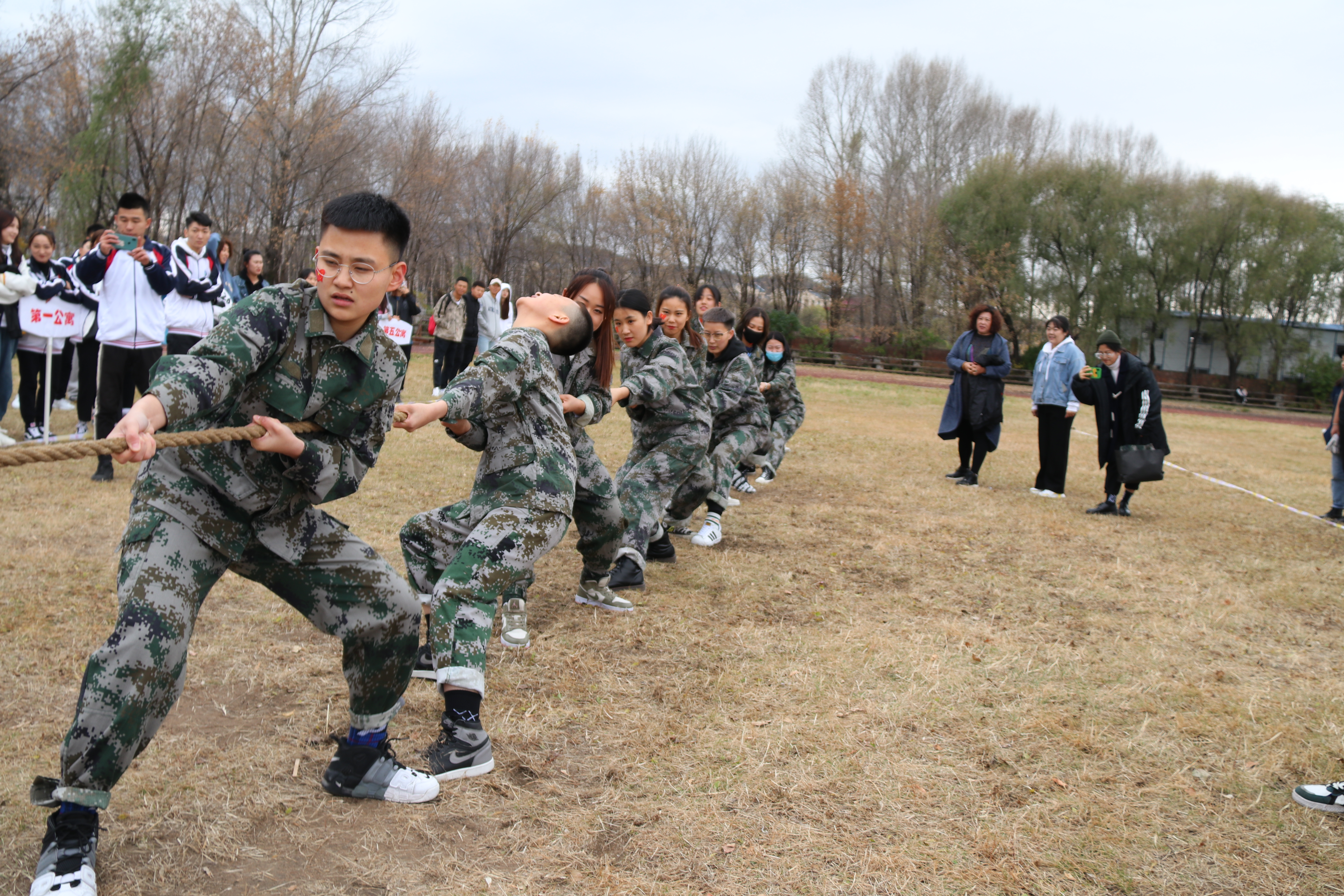 第五屆公寓文化節(jié)‖凝心聚力——拔河比賽