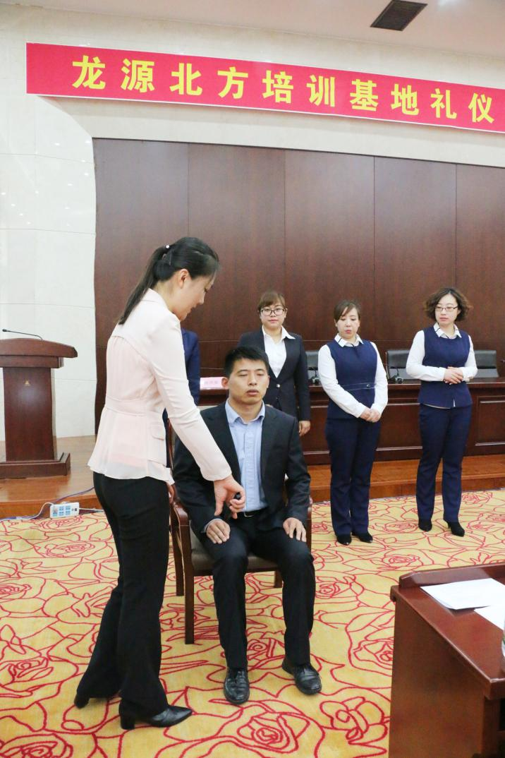 我院禮儀教師為政府和國企進行禮儀培訓(xùn)