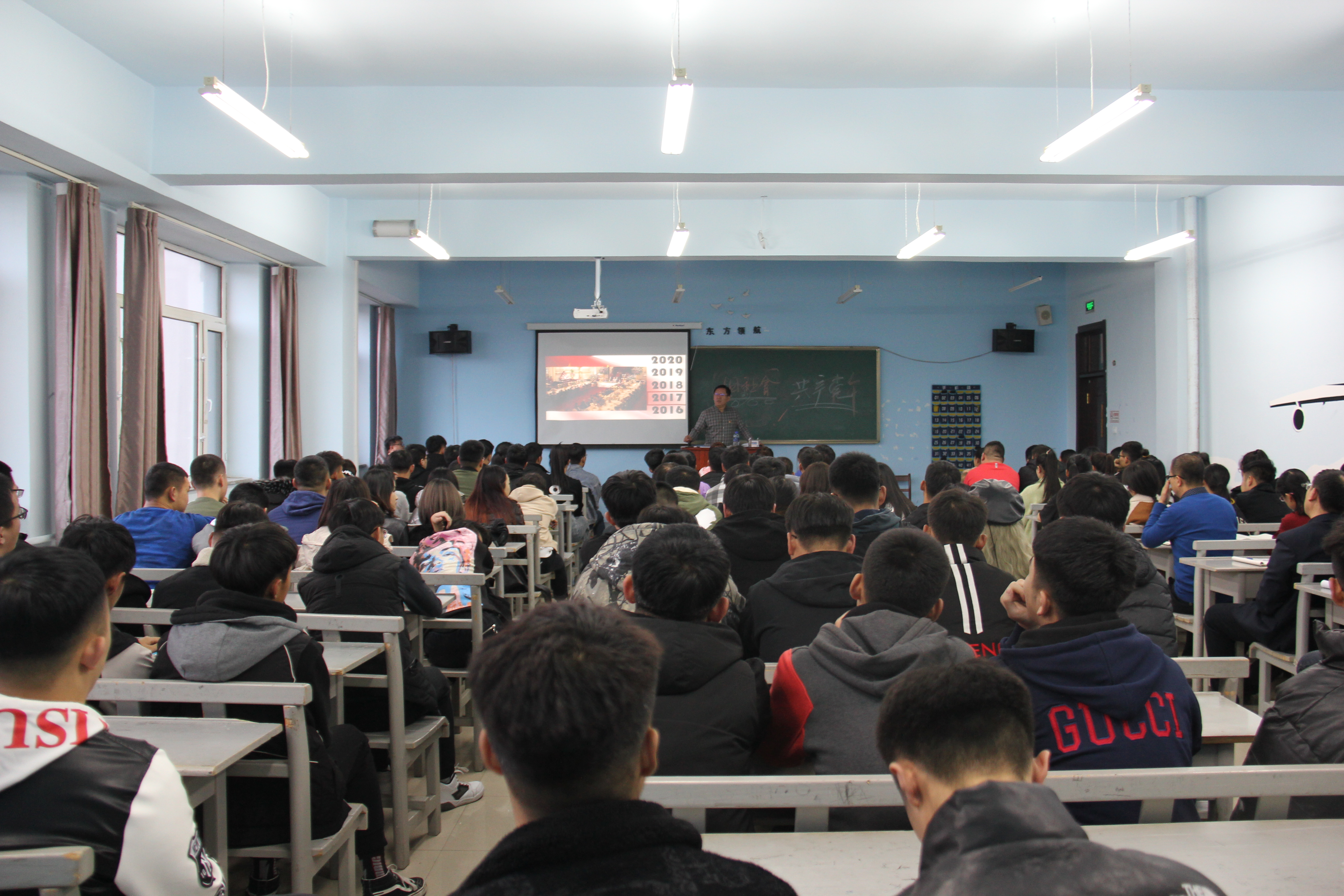 學(xué)院領(lǐng)導(dǎo)深入旅游商務(wù)學(xué)院上思政課