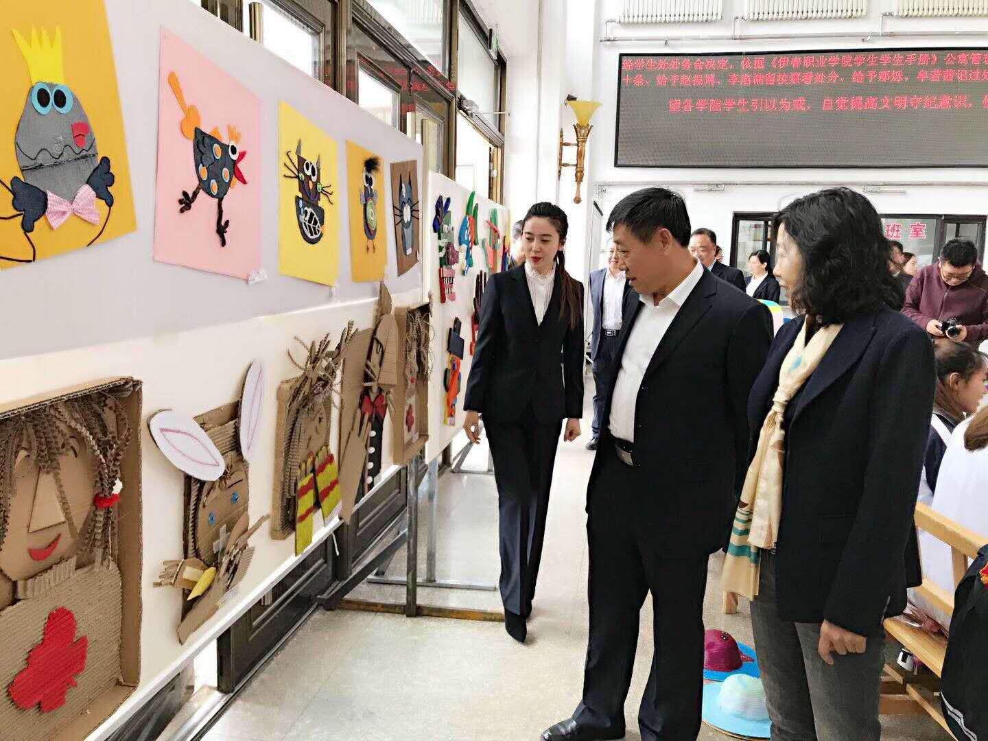 師范學(xué)院學(xué)前教育專(zhuān)業(yè)職業(yè)教育周活動(dòng)之一幼兒園美術(shù)手工作品展圓滿(mǎn)結(jié)束