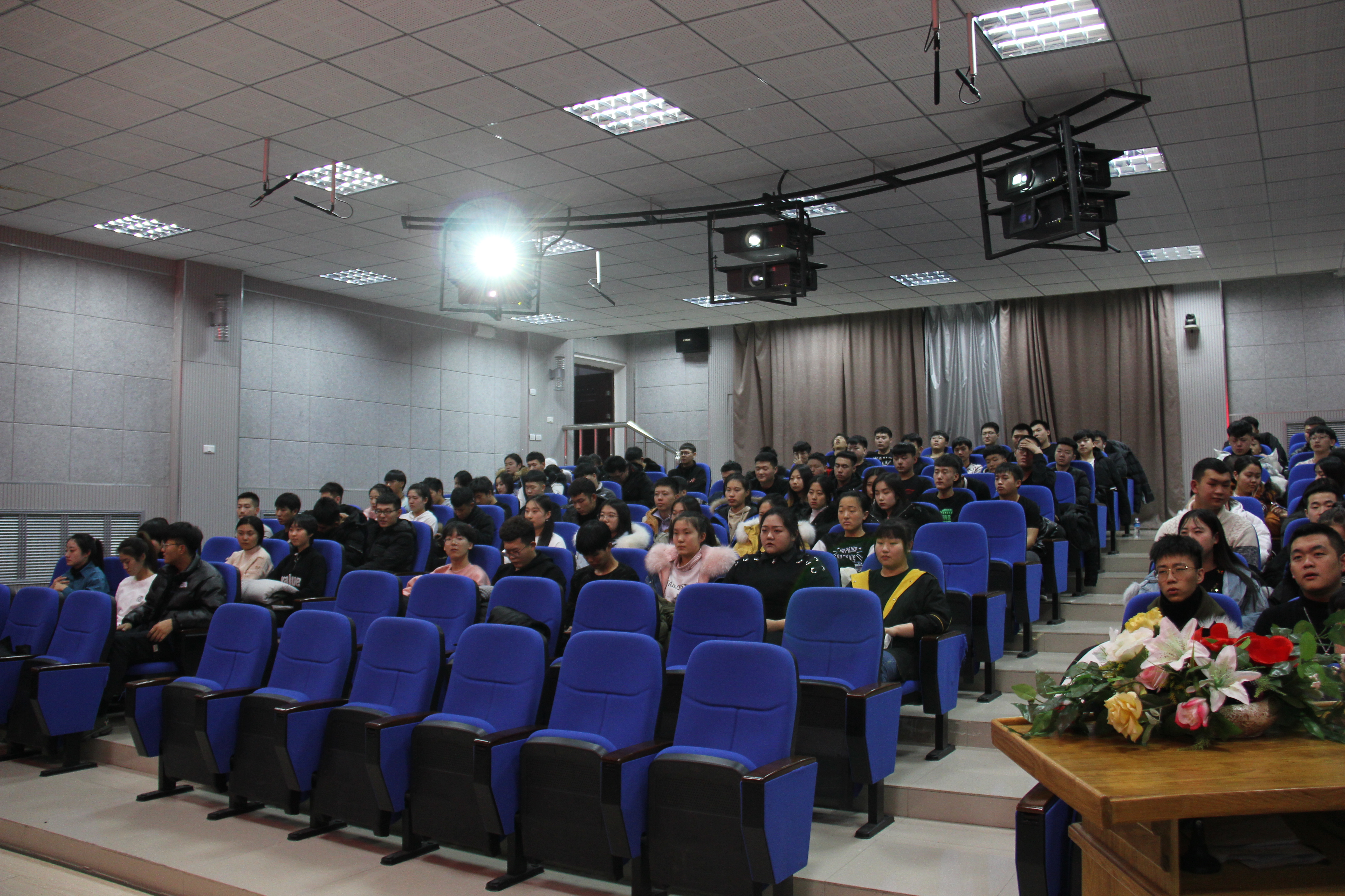 旅游商務(wù)學(xué)院召開學(xué)生工作會議