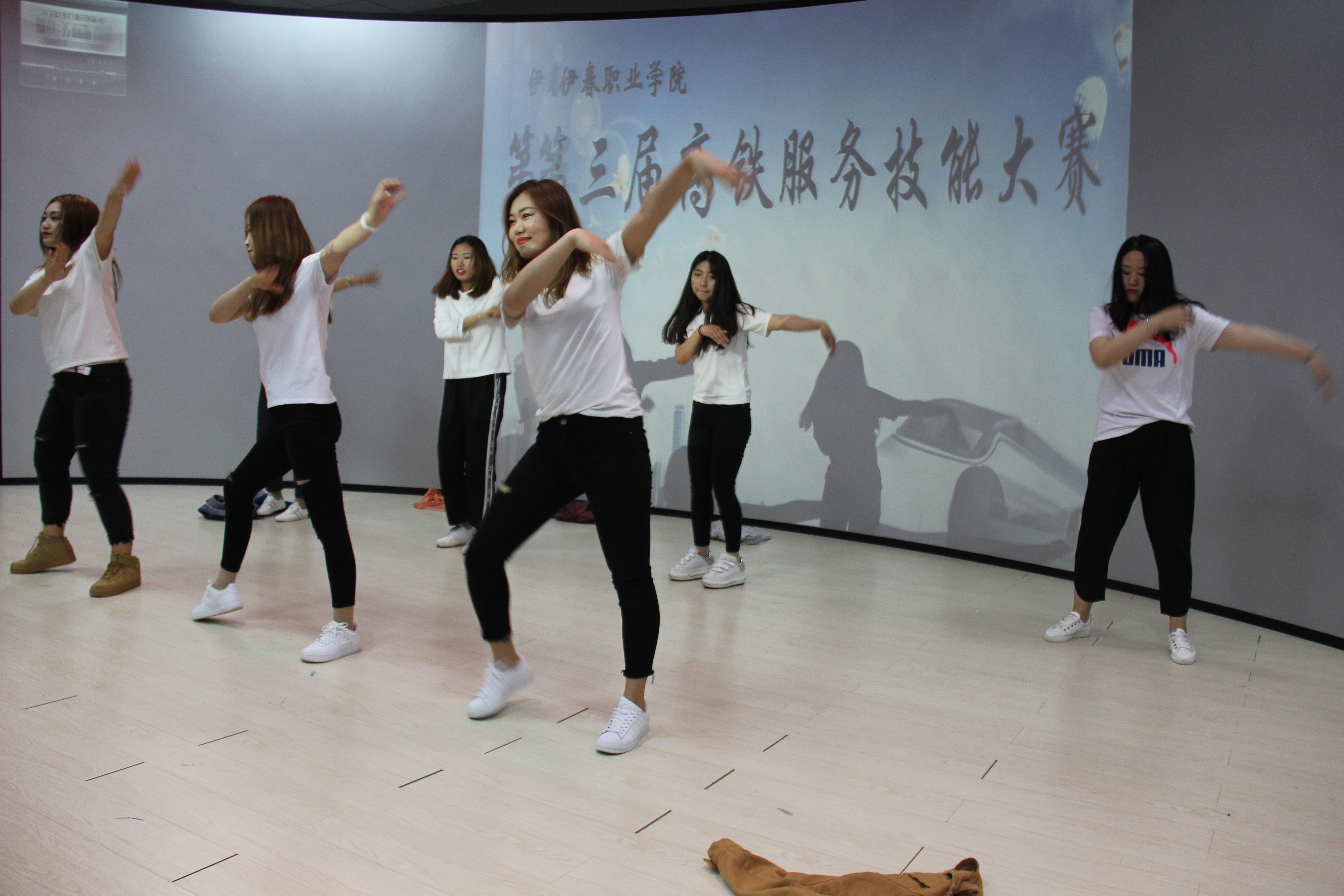 旅游商務(wù)學(xué)院成功舉辦第三屆高鐵服務(wù)技能大賽