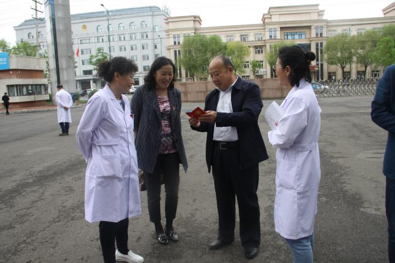 愛心凝聚力量_奉獻(xiàn)鑄就青春