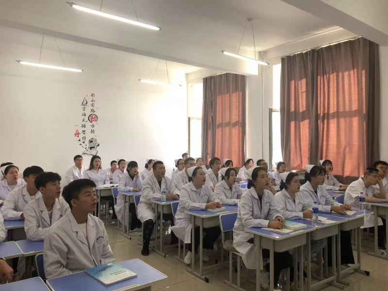 醫(yī)學(xué)院課前一支紅歌_歌唱偉大的祖國