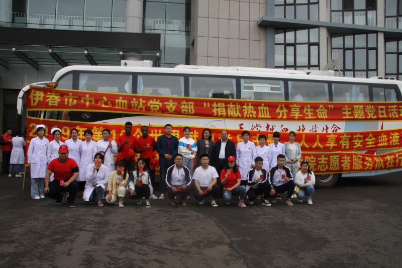 愛心凝聚力量_奉獻(xiàn)鑄就青春