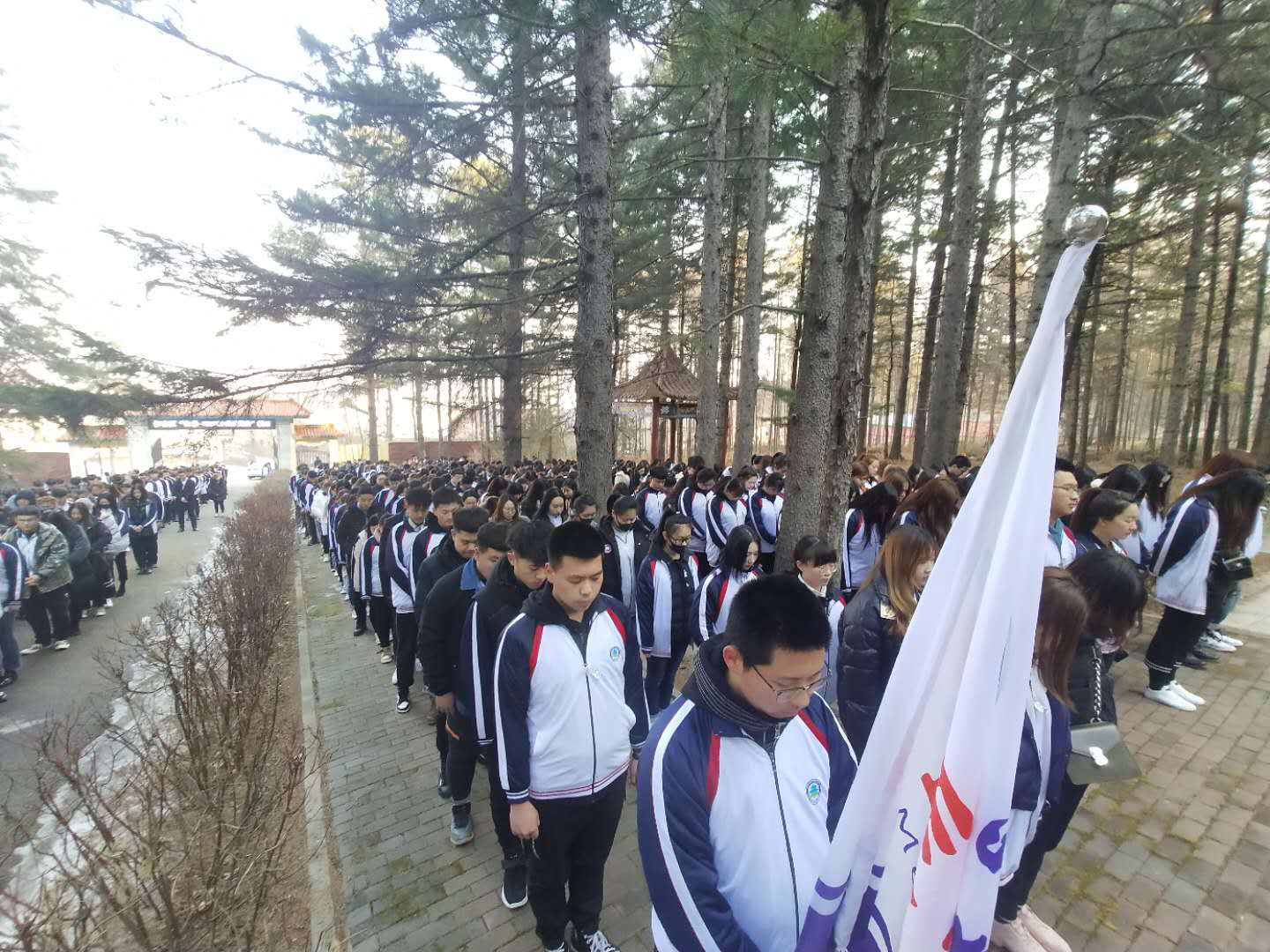 緬懷革命先烈，弘揚(yáng)革命精神------醫(yī)學(xué)技術(shù)學(xué)院開展清明節(jié)烈士掃墓活動(dòng)