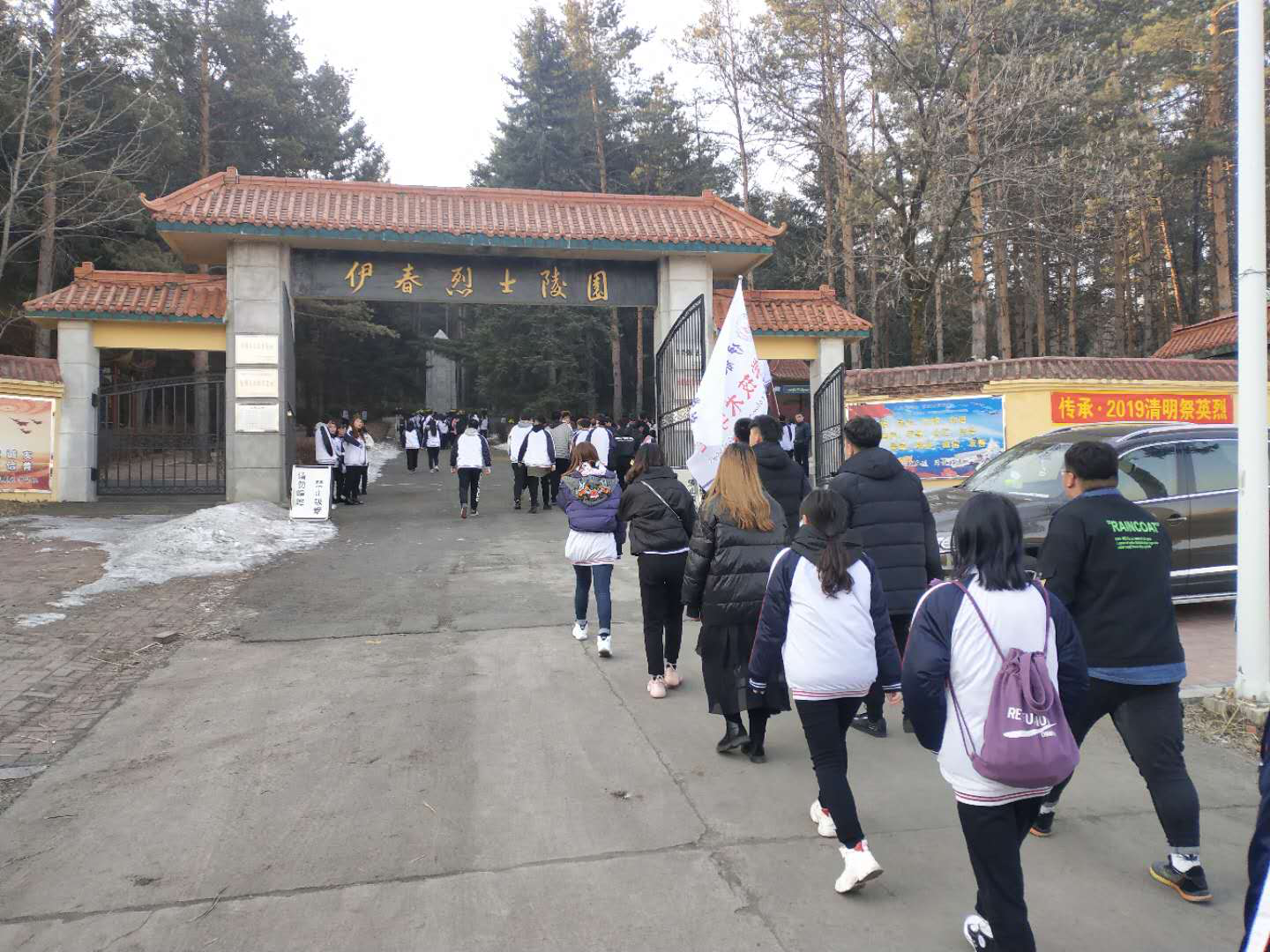 緬懷革命先烈，弘揚(yáng)革命精神------醫(yī)學(xué)技術(shù)學(xué)院開展清明節(jié)烈士掃墓活動(dòng)