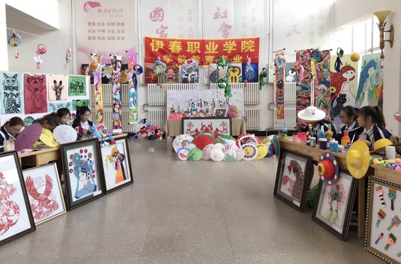 師范學(xué)院學(xué)前教育專(zhuān)業(yè)職業(yè)教育周活動(dòng)之一幼兒園美術(shù)手工作品展圓滿(mǎn)結(jié)束