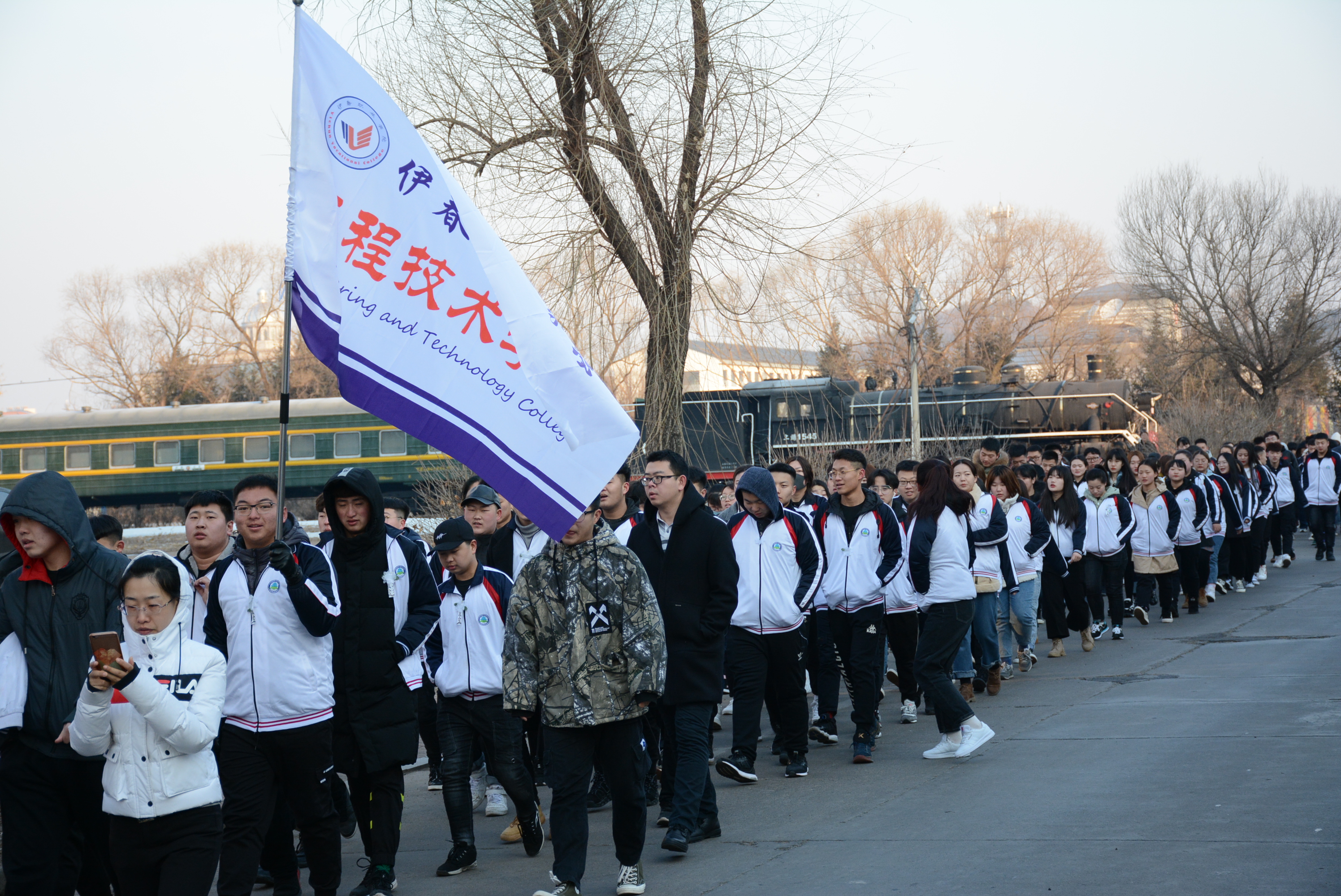 伊春職業(yè)學(xué)院開(kāi)展清明節(jié)祭奠英烈活動(dòng)