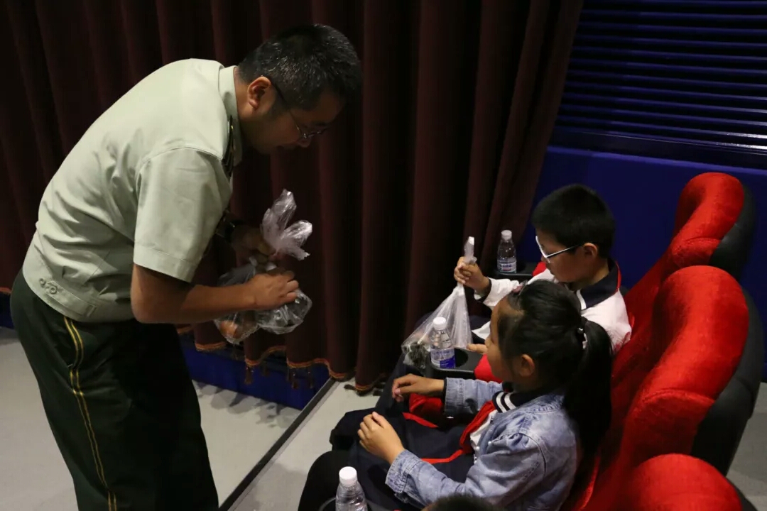 端午節(jié)為留守兒童包粽子