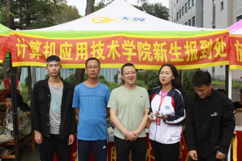 以亮點(diǎn)特色迎新生入學(xué)_用貼心服務(wù)贏新生之心