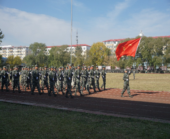 我校舉行2018級新生軍訓(xùn)匯報(bào)暨總結(jié)表彰大會