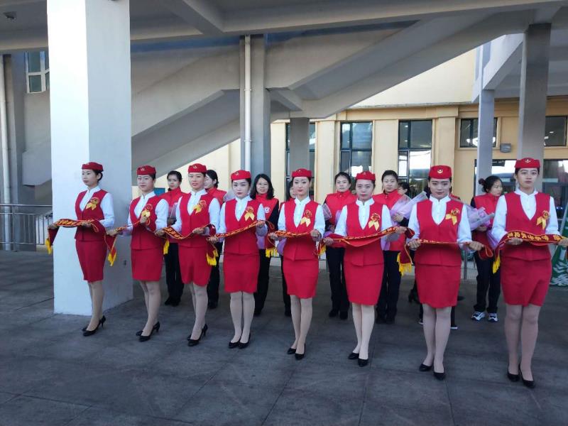 我院學(xué)生為“生態(tài)旅游·伊春號”旅游文化列車開行儀式提供志愿禮儀服務(wù)