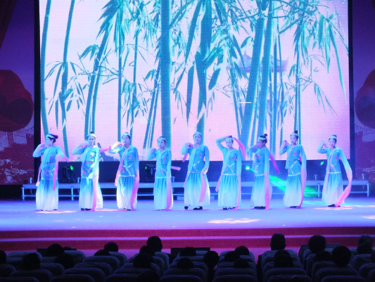 伊春職業(yè)學(xué)院舉行2018年開學(xué)典禮暨慶國(guó)慶迎新生文藝演出