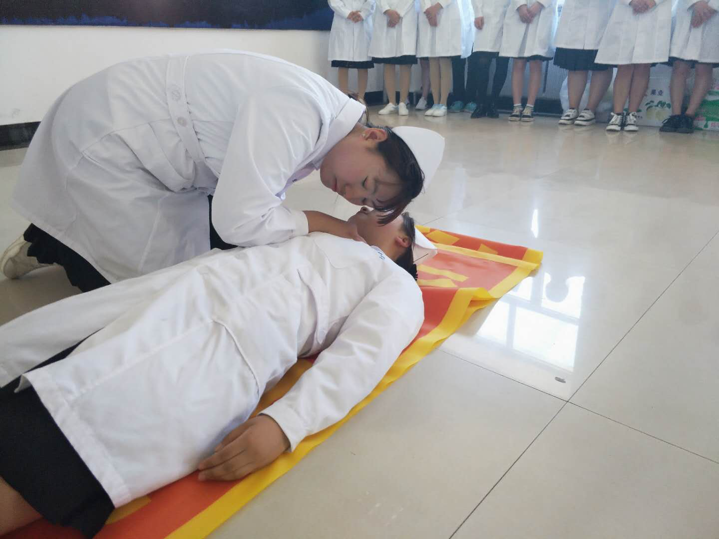 醫(yī)學技術學院涉外護理班開展“用行動給予關懷、用服務獻予愛心”主題公益活動