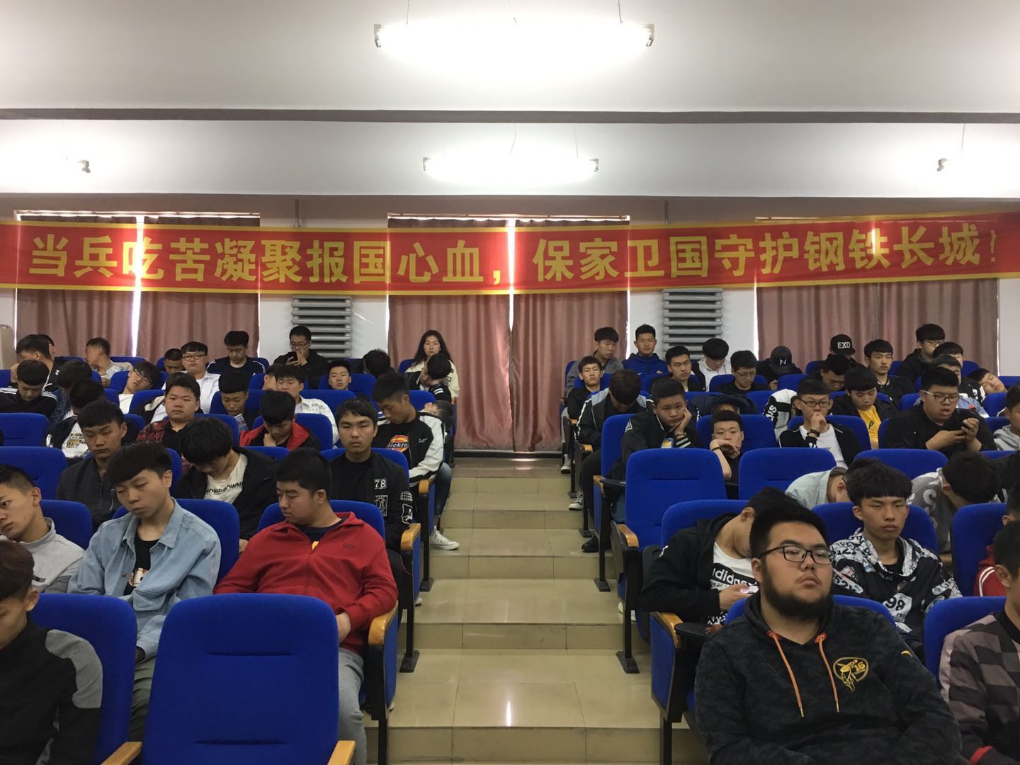 我校舉行2019年大學(xué)生征兵工作啟動(dòng)儀式暨軍官進(jìn)校園宣講征兵政策活動(dòng)