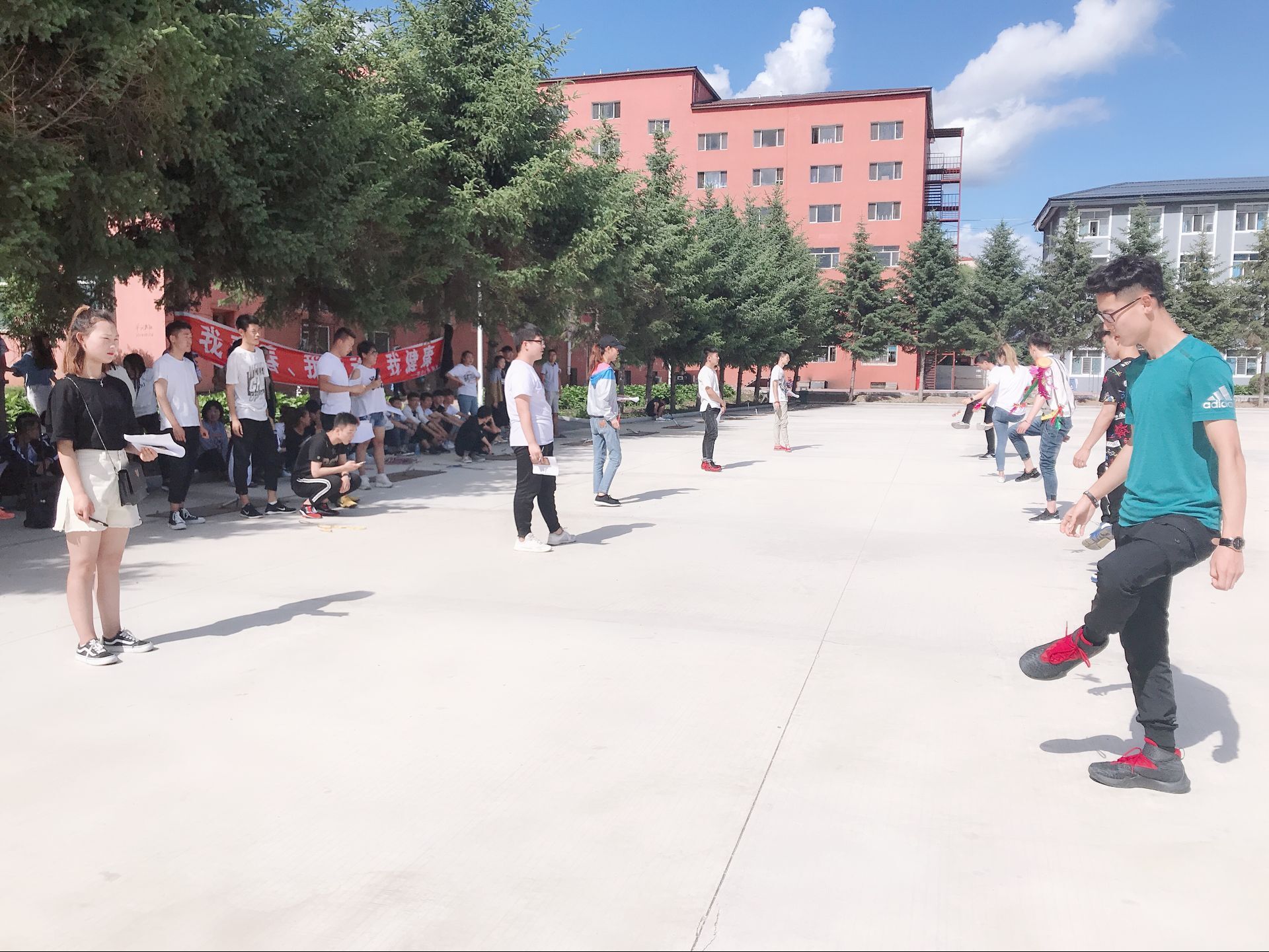 旅游商務(wù)學院舉辦毽球跳繩大賽
