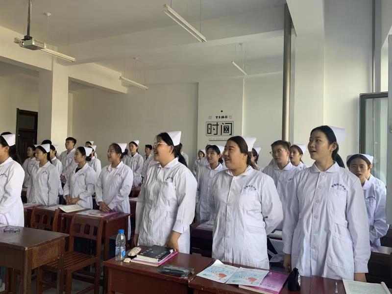 醫(yī)學(xué)院課前一支紅歌_歌唱偉大的祖國