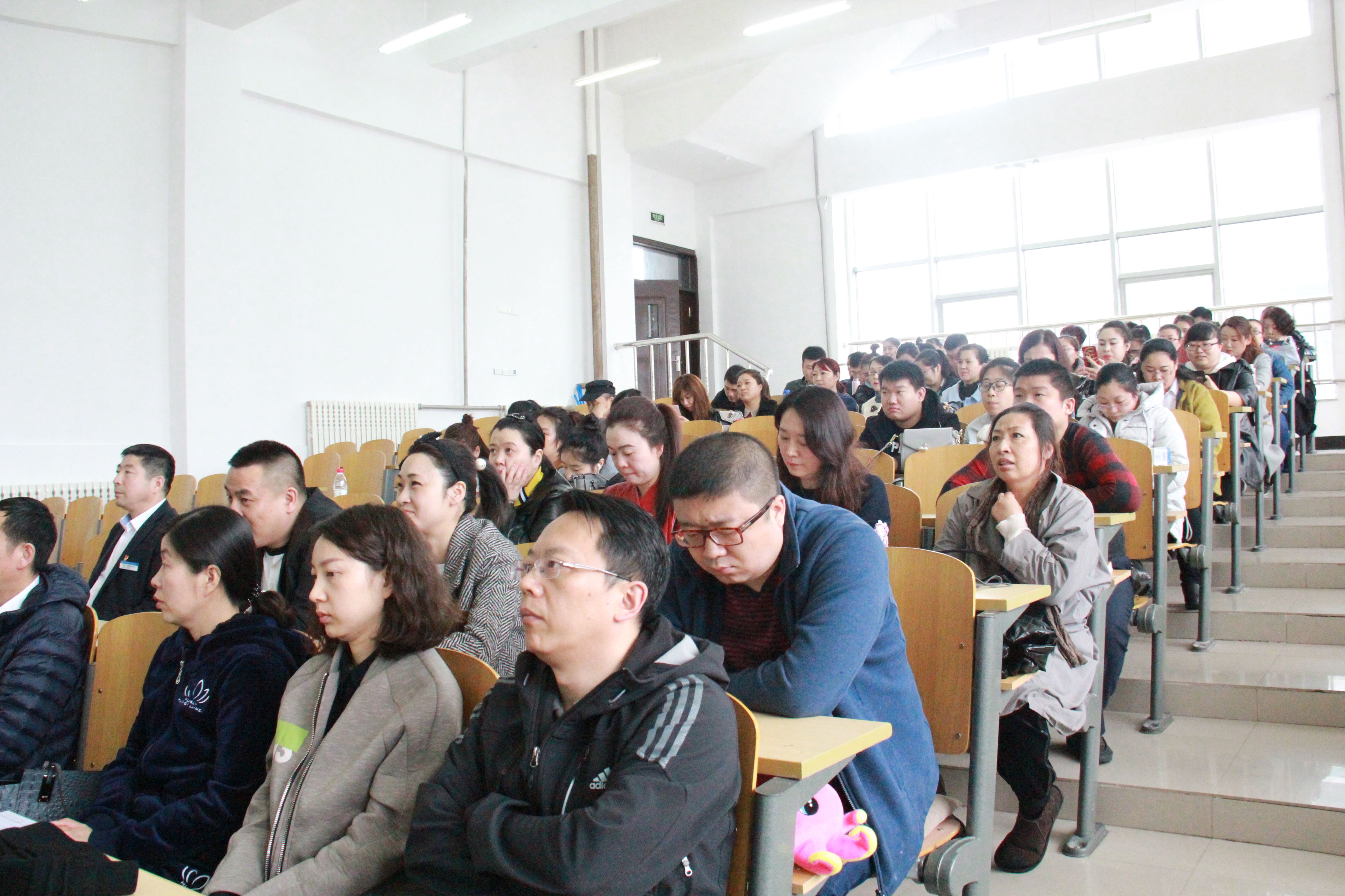 我院為伊春市行政資源中心進行政務(wù)禮儀培訓(xùn)