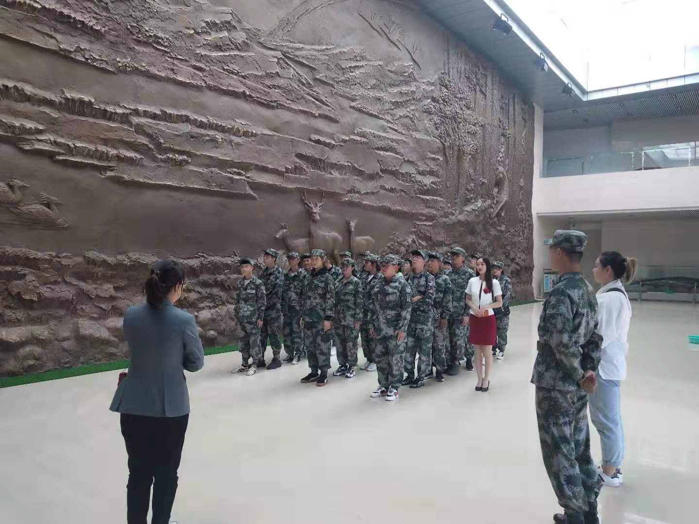 愛上一座城——新生入學(xué)教育第一課