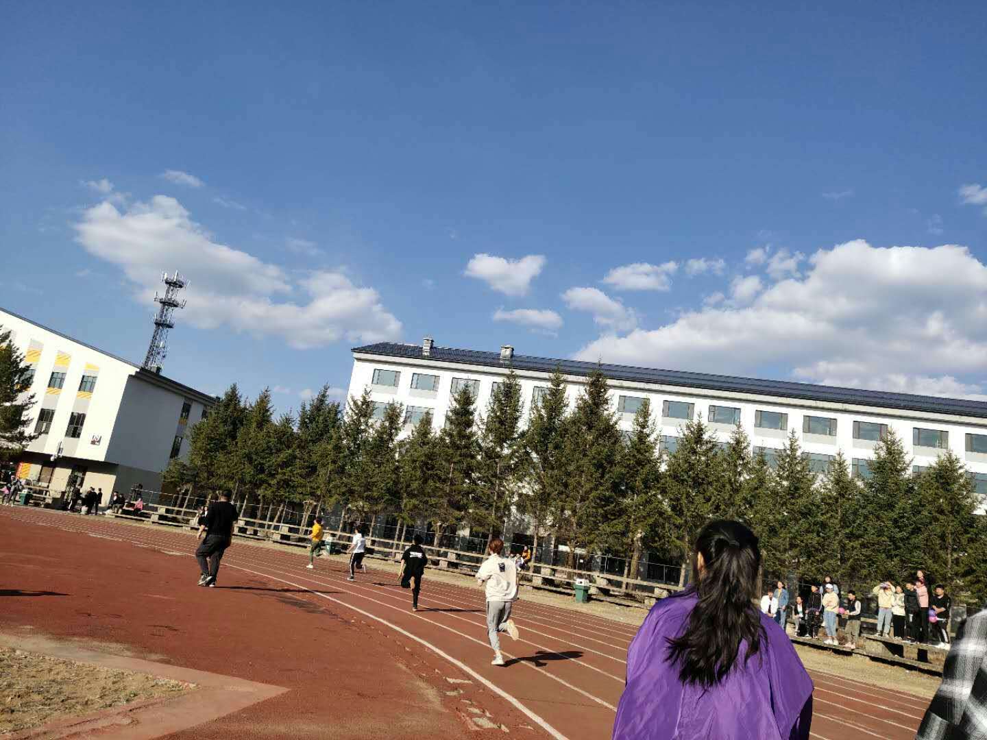 伊春職業(yè)學(xué)院開展“娛樂身心，激揚(yáng)青春”趣味運(yùn)動(dòng)會(huì)活動(dòng)