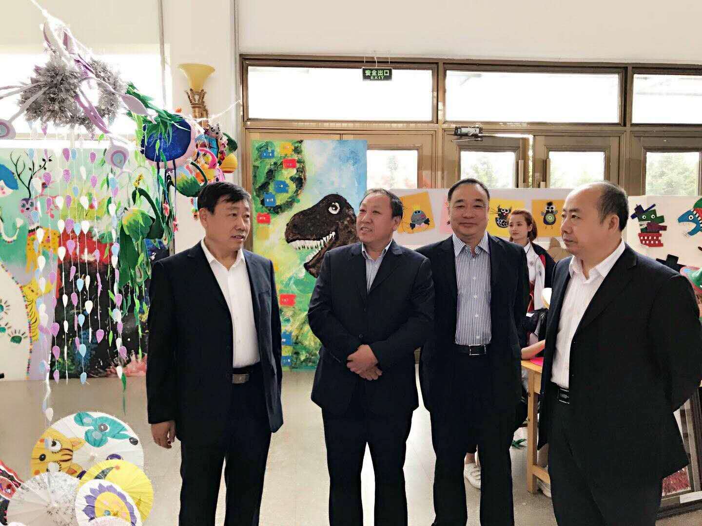 師范學(xué)院學(xué)前教育專(zhuān)業(yè)職業(yè)教育周活動(dòng)之一幼兒園美術(shù)手工作品展圓滿(mǎn)結(jié)束