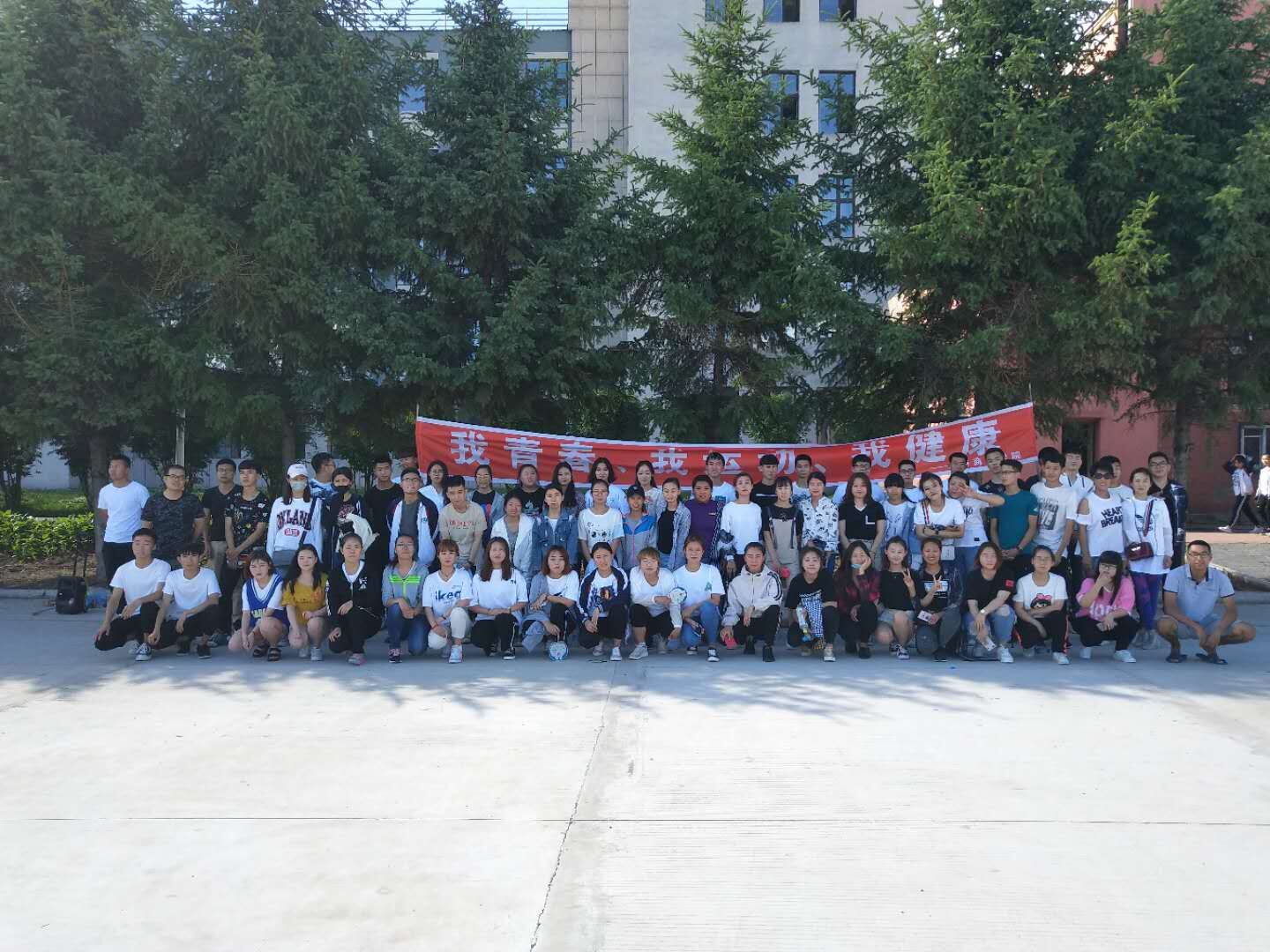 旅游商務(wù)學院舉辦毽球跳繩大賽