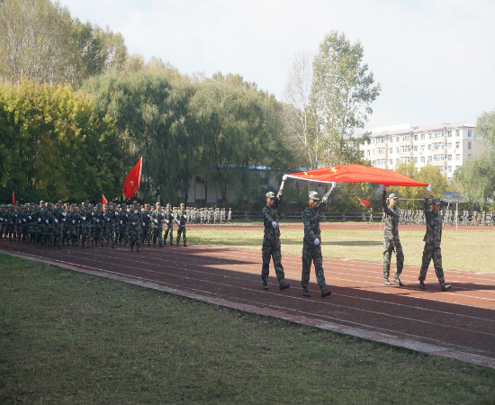 我校舉行2018級新生軍訓(xùn)匯報(bào)暨總結(jié)表彰大會