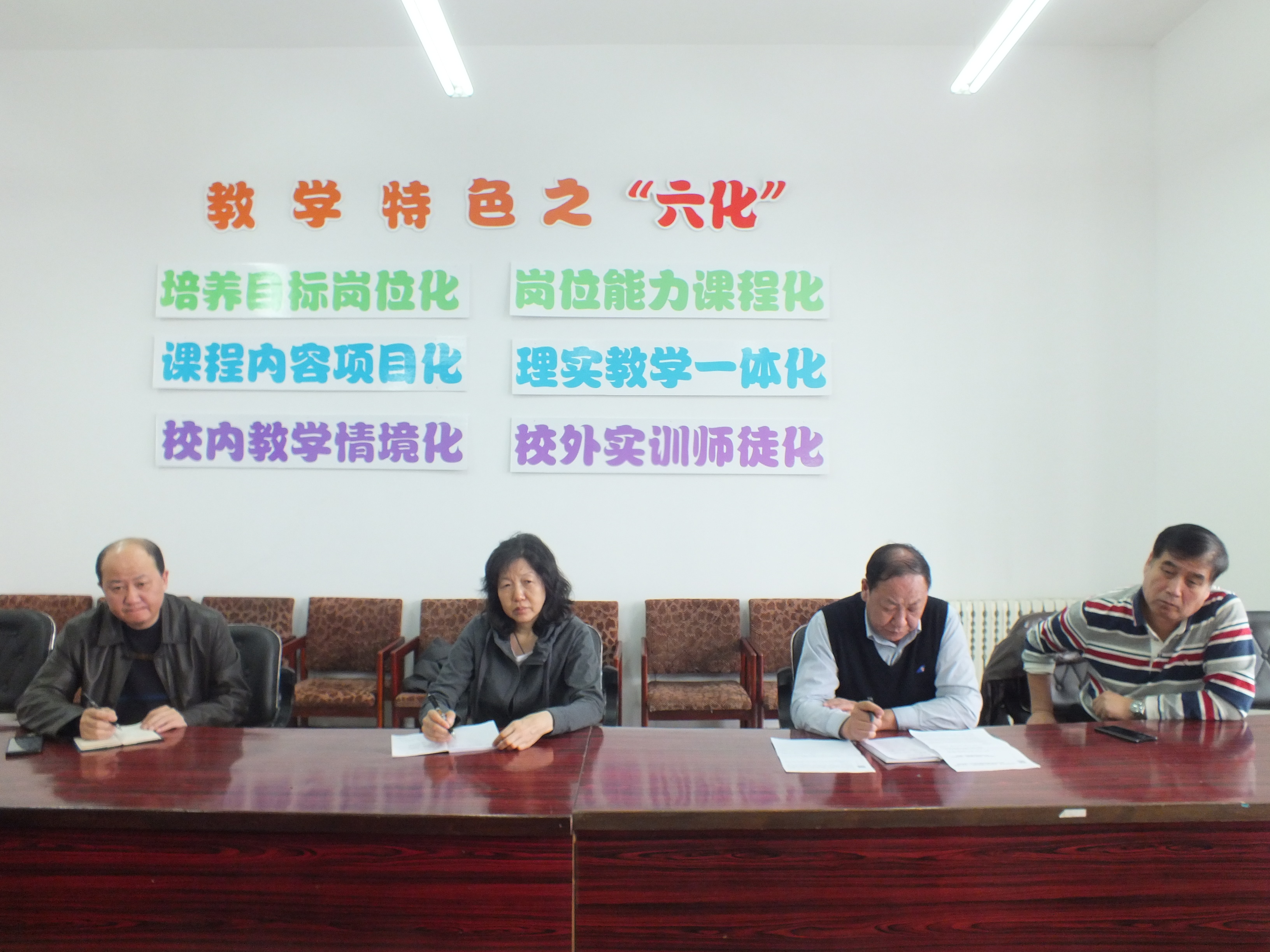 公共教育學(xué)院召開思想政治理論教育座談會(huì)