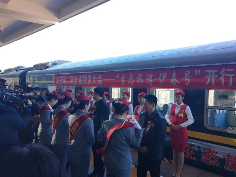 我院學(xué)生為“生態(tài)旅游·伊春號”旅游文化列車開行儀式提供志愿禮儀服務(wù)