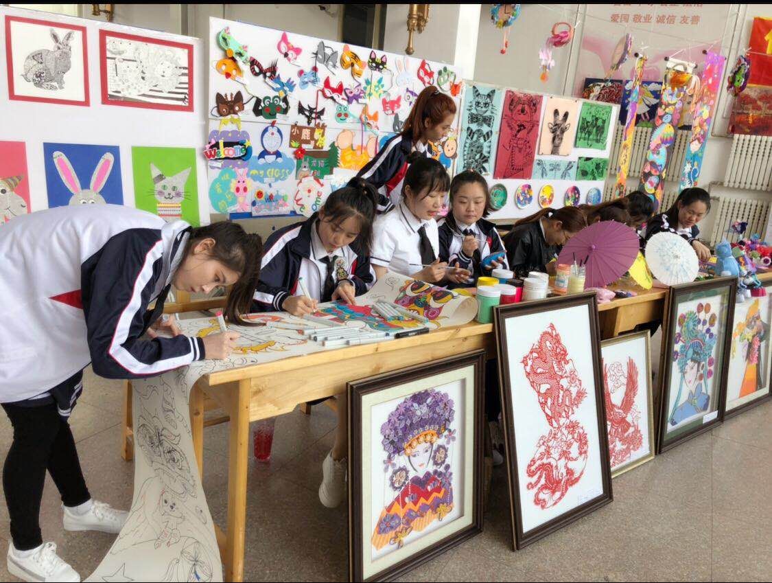 師范學(xué)院學(xué)前教育專(zhuān)業(yè)職業(yè)教育周活動(dòng)之一幼兒園美術(shù)手工作品展圓滿(mǎn)結(jié)束