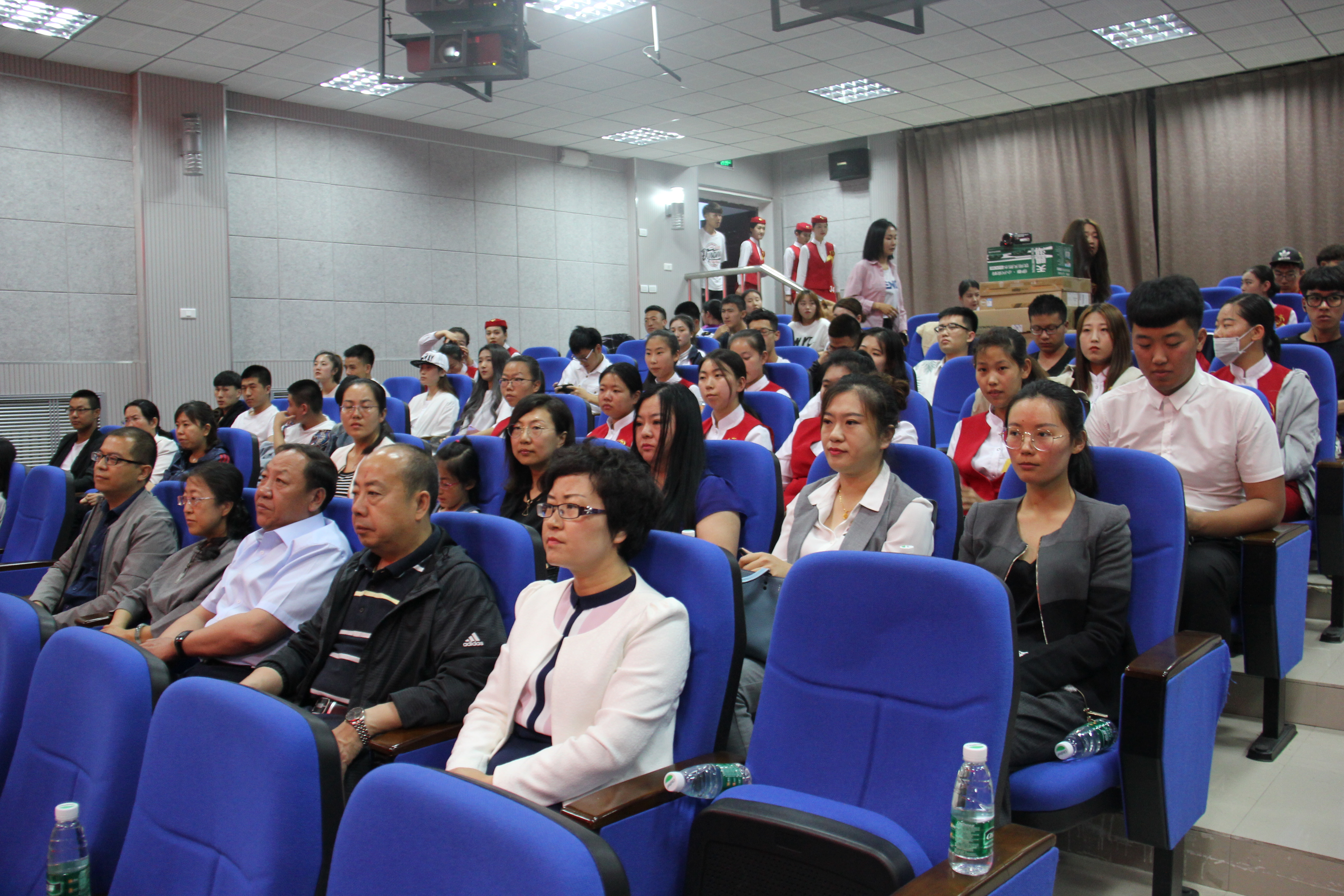 旅游商務(wù)學(xué)院成功舉辦第三屆高鐵服務(wù)技能大賽